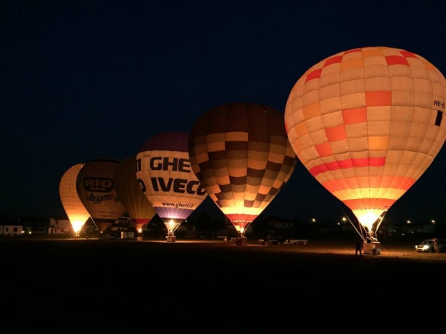 Globos aerostáticos iluminados