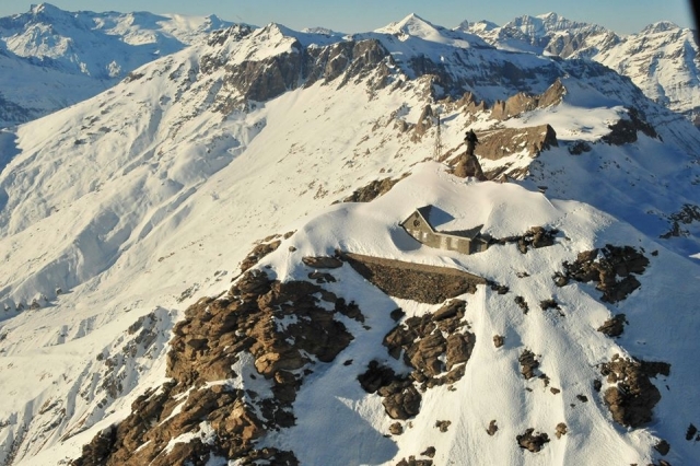  Sobrevolando los Alpes nevados