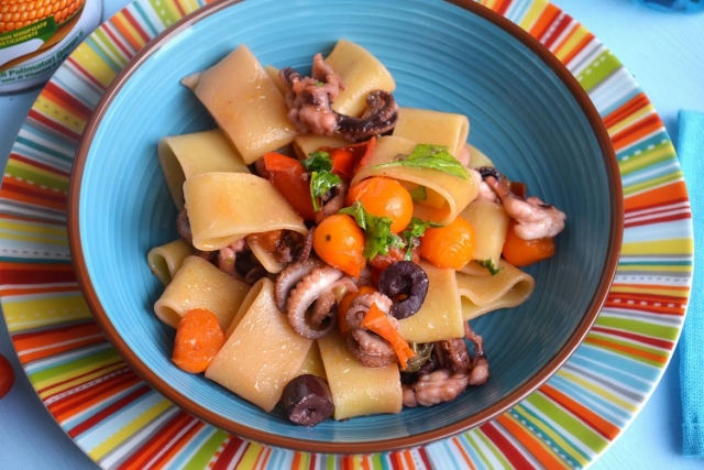 Ensalada de marisco con manga corta