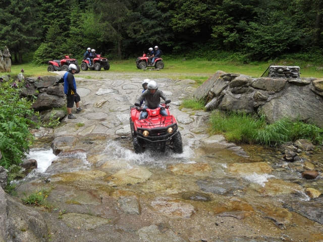  Observando el río en quad