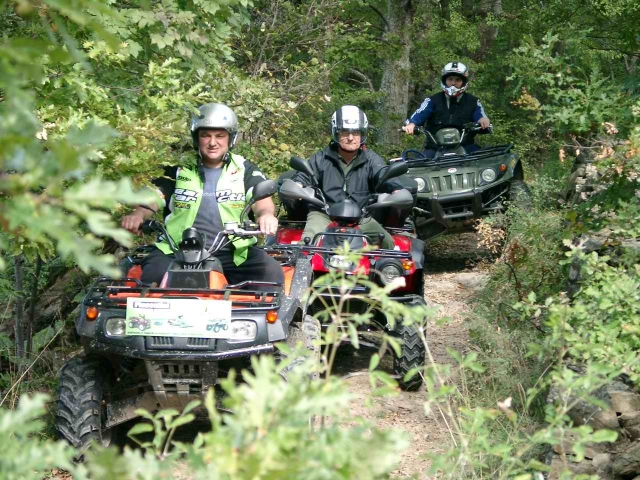 Aventura en cuatrimoto en el bosque 