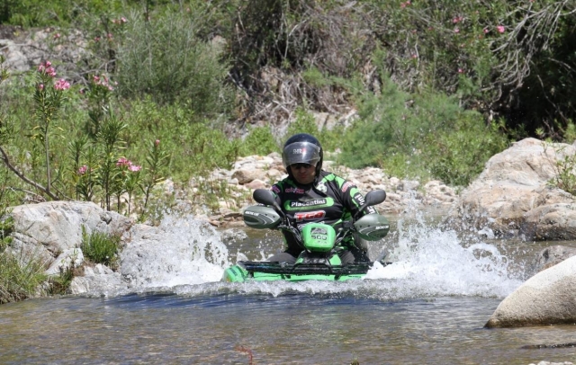  cuatrimoto en el agua 