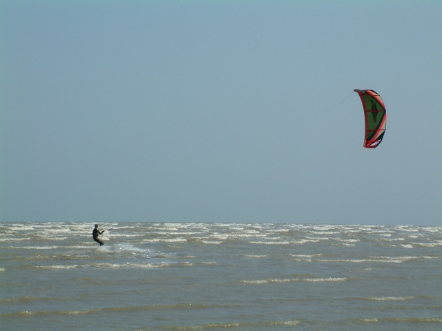  Kitesurf entre las olas 
