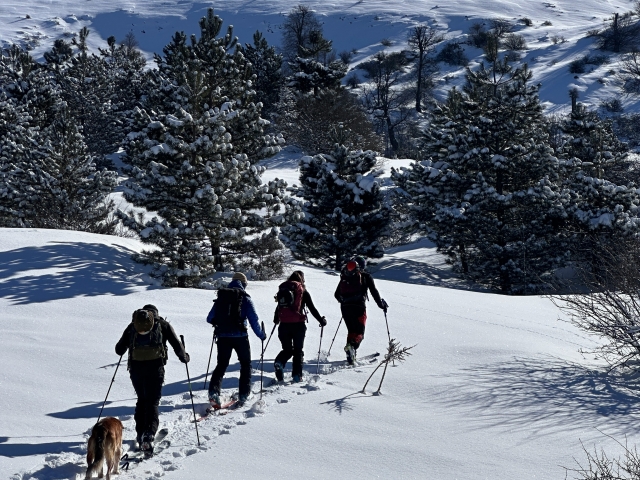  Raquetas de nieve en los pies, listas para la excursión