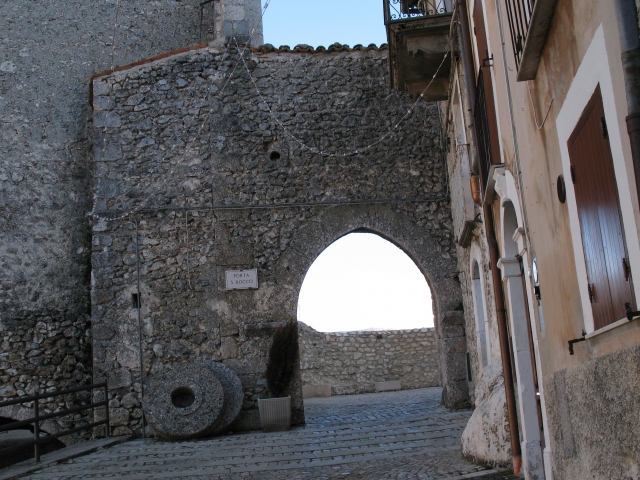  Entrando en Castel del Mondo 