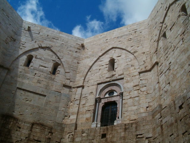  Las murallas de Castel del Monle 