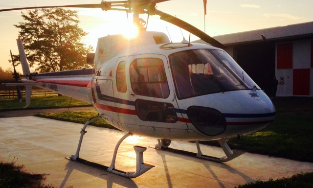  Nuestro avión al atardecer 