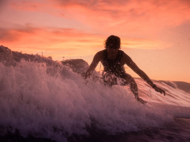  Surfeando al atardecer 