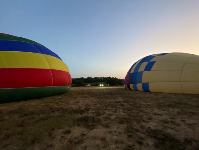  Inflando los globos al amanecer 
