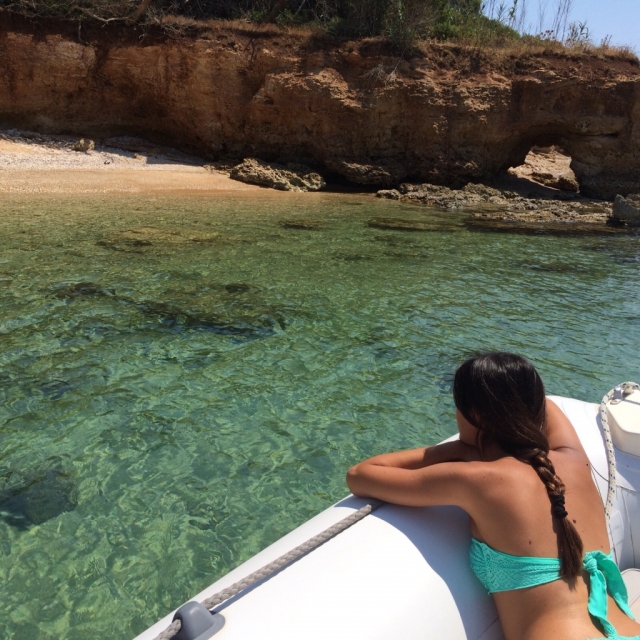  En un barco disfrutando del sol de julio 