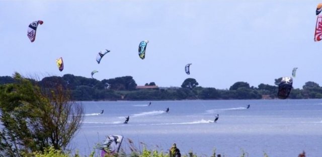  ¡Todos practicando kitesurf! 