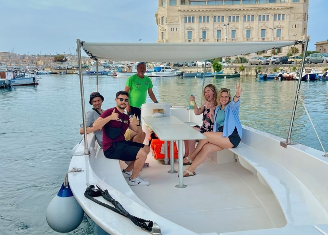 Excursión en barco privado Siracusa 2h