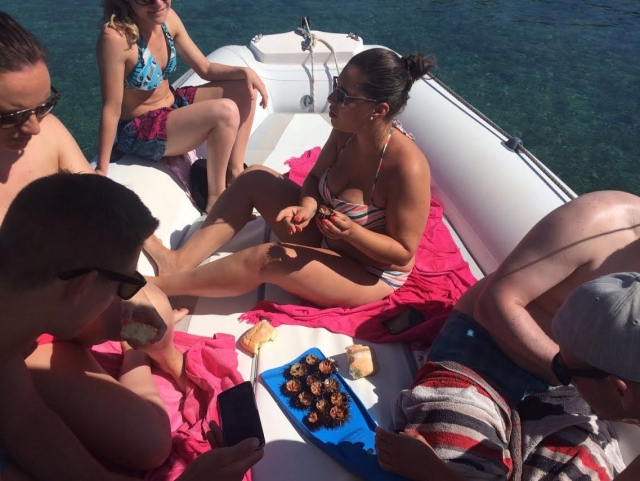  Comiendo en el barco 