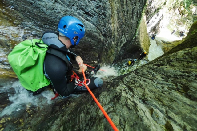  Descendiendo a hermosos torrentes 