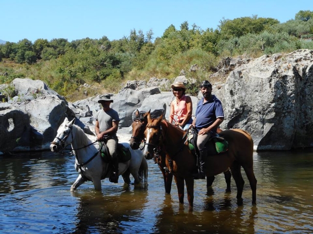  En el río a caballo 