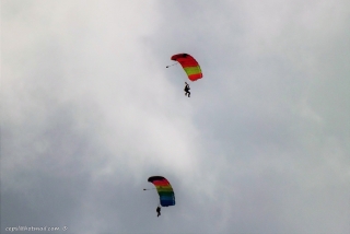 Lanzamiento en paracaídas del helicóptero en el lago de Garda + vídeo