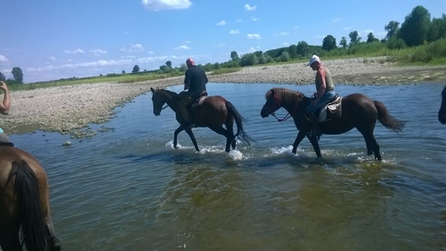  Vadeando el río a caballo 