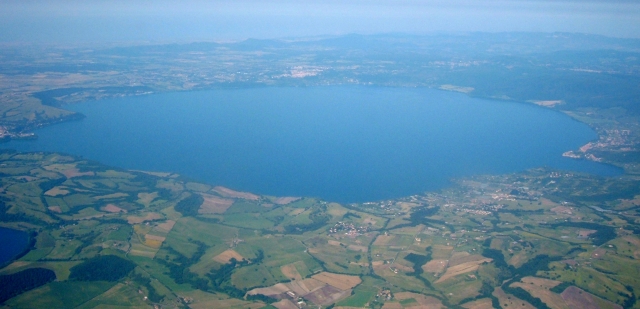  Vista aérea del lago de Bracciano