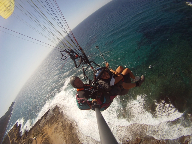 Volando sobre el mar en parapente