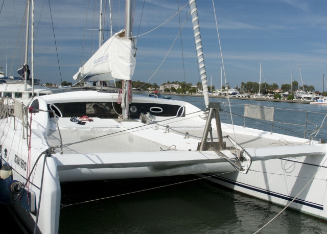  El catamarán en el puerto 