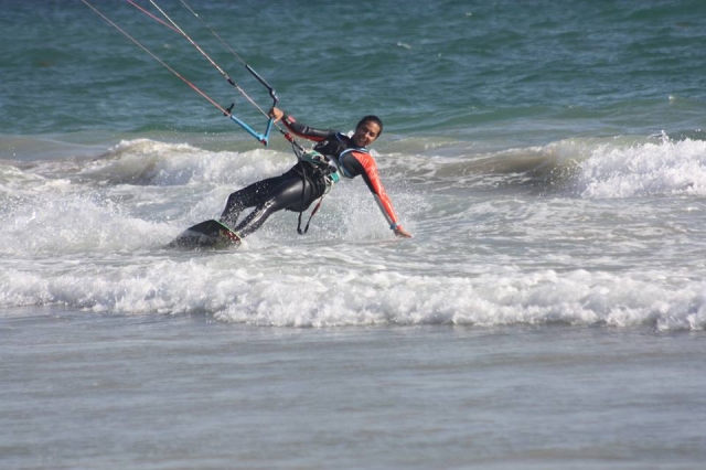  Surcando las olas con kitesurf