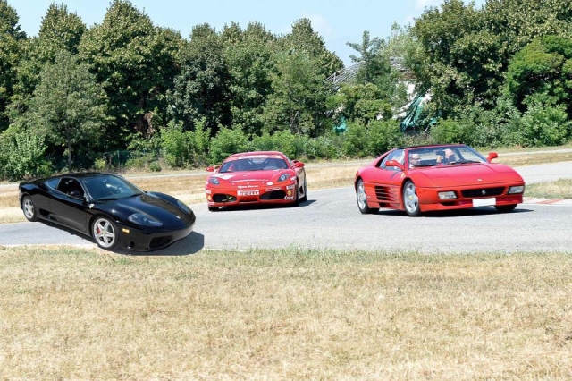 Coches deportivos en la pista 