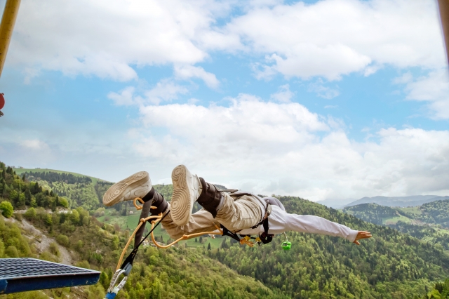 Salto de bungee desde el puenle de Valgadena 175m