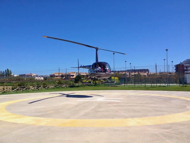  Helicóptero en pista 