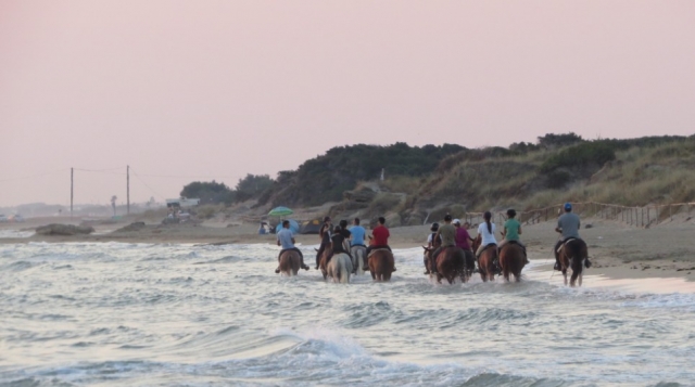  Cabalgando en el agua en Fasano