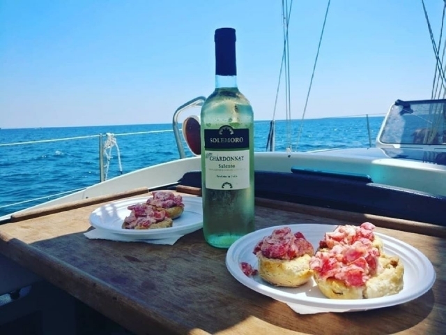 aperitivo en el barco 