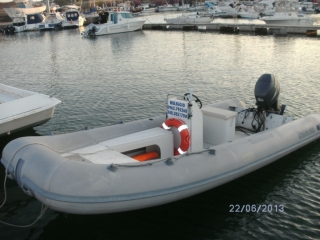 Renta de embarcación auxiliar en las Playas Rojas de 4,3 m duranle todo el día