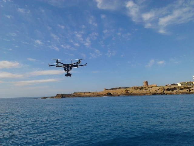  Drone en vuelo sobre el mar de Le Castella 