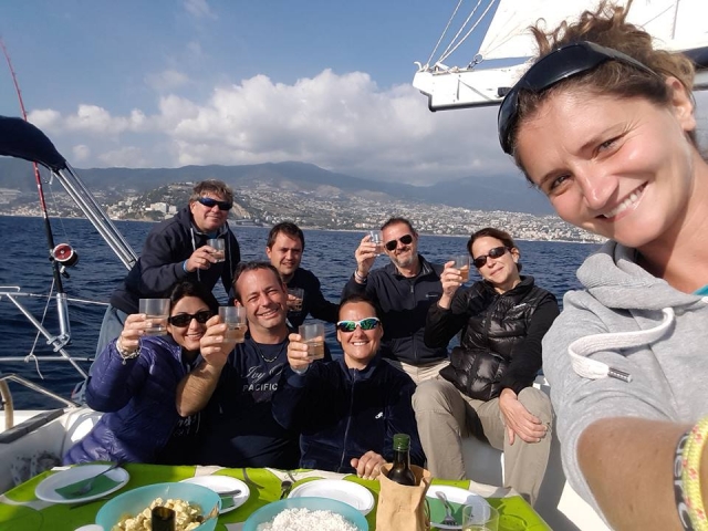  Un lindo almuerzo a bordo