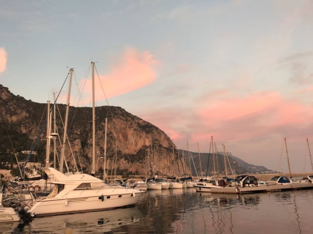 Barcos amarrados en el puerto 