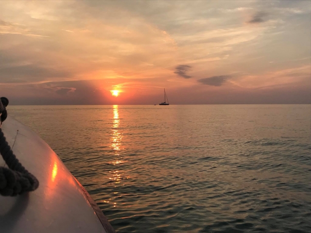  en un barco al atardecer 