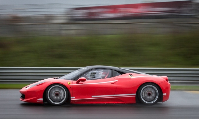  acelerando con autos deportivos 