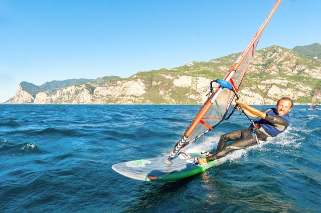 Con windsurf en el lago 