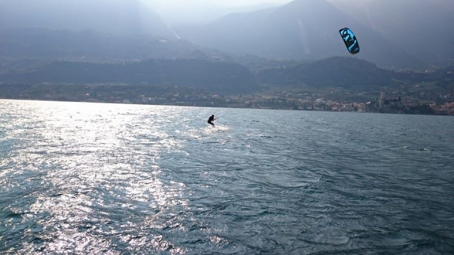 Kitesurf en el agua