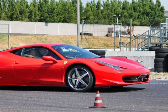 el Ferrari le espera