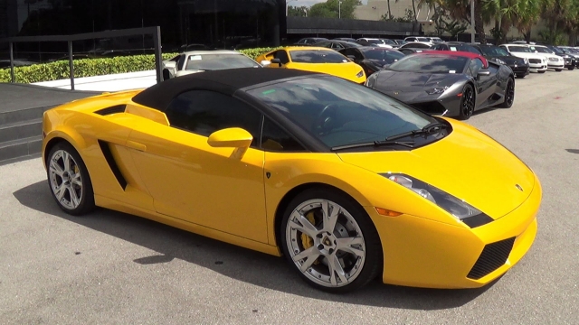  Lamborghini amarillo