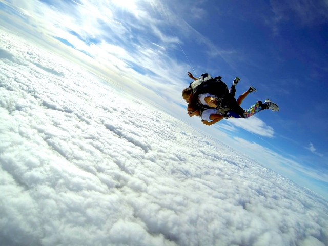  Por encima de las nubes y cayendo 