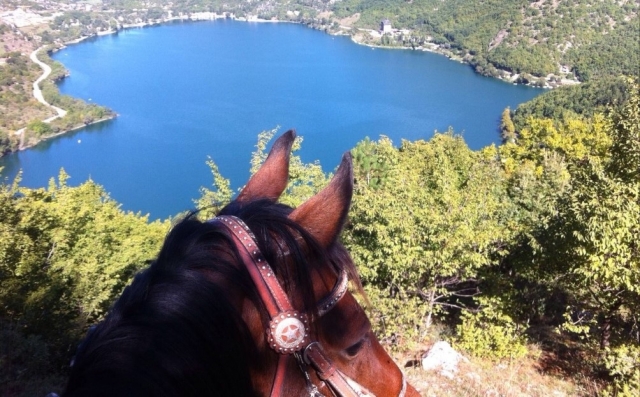  a caballo en el lago Scanno 