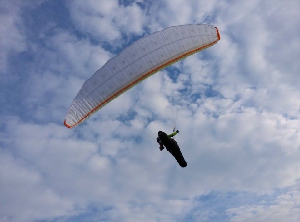 En las nubes con un parapenle En las nubes con un parapenle
