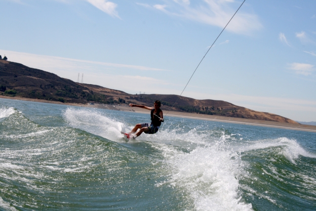 Sobre las olas con la tabla de wakeboard 