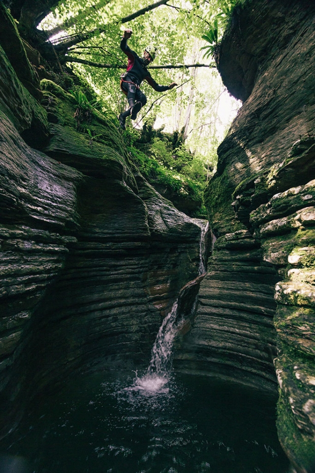  Las zonas verdes y paredes de los cañones desde donde bucear 