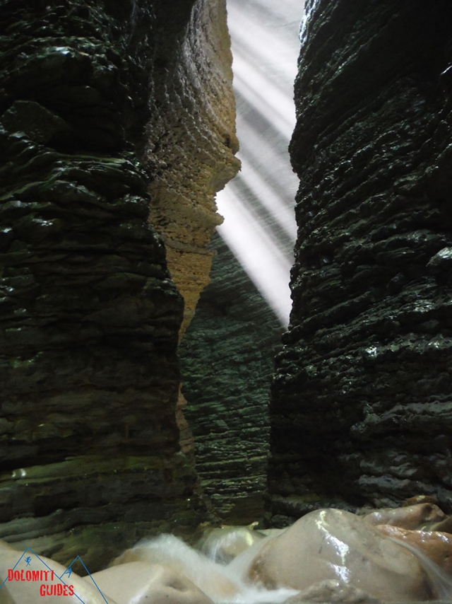  Luz natural pasando entre las rocas 