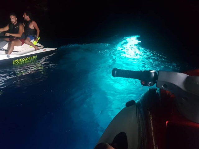  explora la gruta en moto de agua