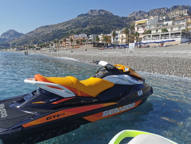  una de nuestras jet skis 