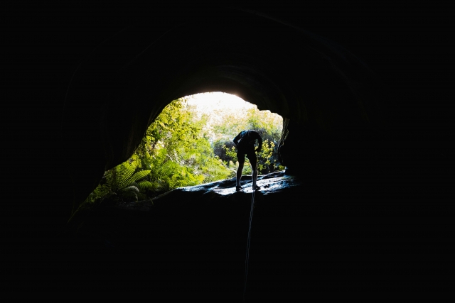  Vislumbre de luz y naturaleza mientras escalamos