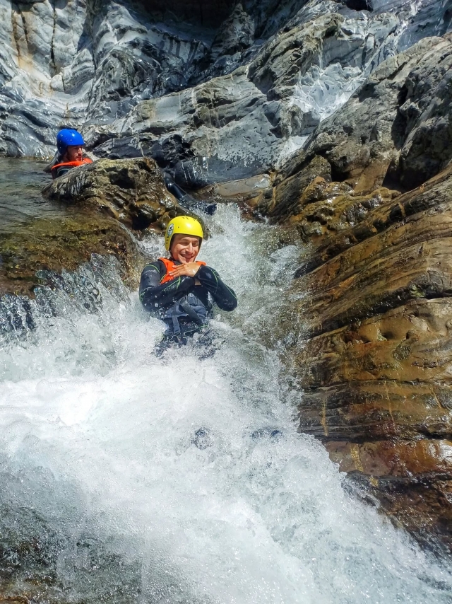 Bajando por toboganes naturales 
